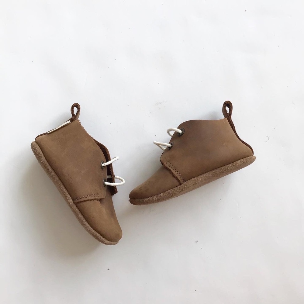 Piper Finn tan low top oxfords EUC size 3